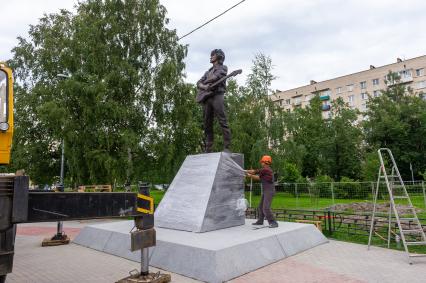 Санкт-Петербург. Памятник рок-музыканту Виктору Цою в сквере на пересечении улицы Танкиста Хрустицкого и проспекта Ветеранов.