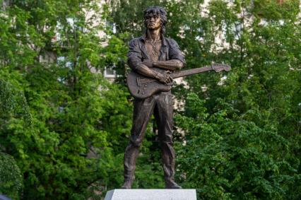 Санкт-Петербург. Памятник рок-музыканту Виктору Цою в сквере на пересечении улицы Танкиста Хрустицкого и проспекта Ветеранов.