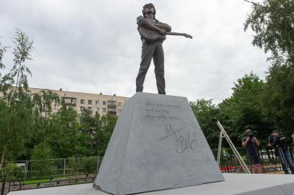 Санкт-Петербург. Памятник рок-музыканту Виктору Цою в сквере на пересечении улицы Танкиста Хрустицкого и проспекта Ветеранов.