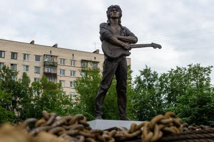 Санкт-Петербург. Памятник рок-музыканту Виктору Цою в сквере на пересечении улицы Танкиста Хрустицкого и проспекта Ветеранов.