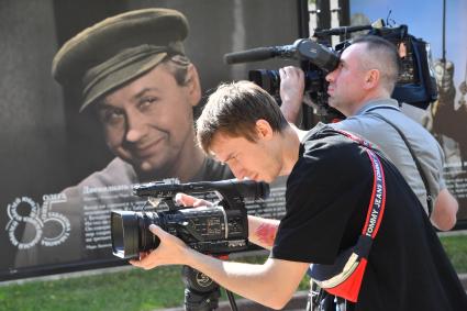 Москва.  На открытии фотовыставки, посвященной 85-летию Олега Табакова на Чистопрудном бульваре.