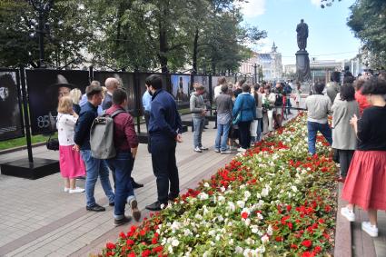 Москва. Посетители  на открытии фотовыставки, посвященной 85-летию Олега Табакова на Чистопрудном бульваре.