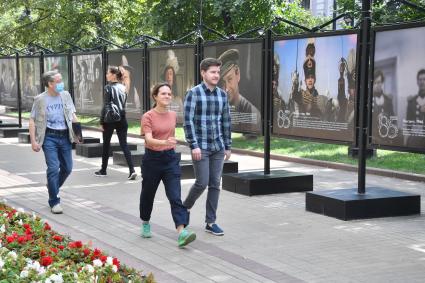 Москва.  Прохожие на открытии фотовыставки, посвященной 85-летию  Олега Табакова на Чистопрудном бульваре.