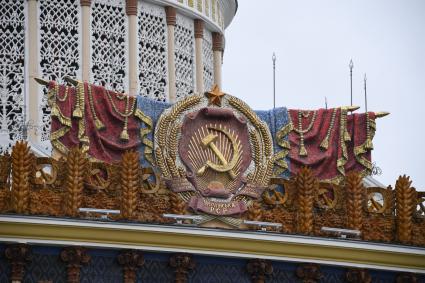Москва. Герб на фасаде павильона Земледелие на ВДНХ.