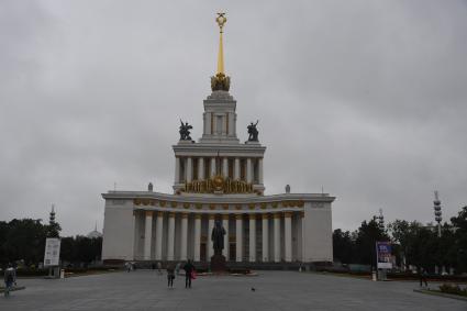 Москва. Вид на главный павильон ВДНХ и памятник Ленину.