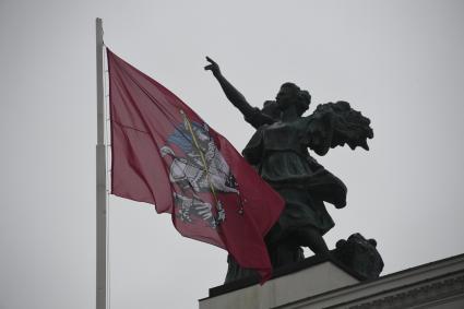 Москва. Скульптурная группа на павильоне Центральный на ВДНХ.