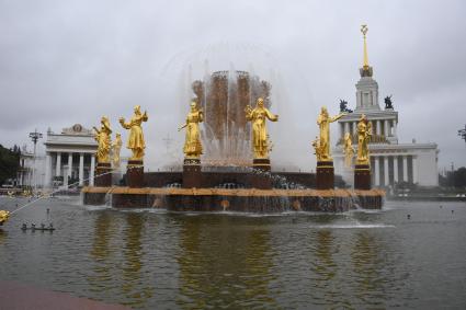 Москва. Вид на фонтан Дружба народов на ВДНХ.