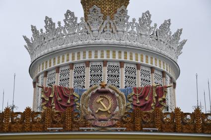 Москва. Герб на фасаде павильона Земледелие на ВДНХ.