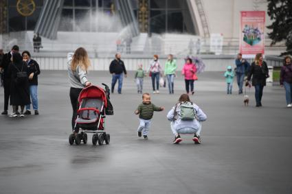 Москва. Отдыхающие у павильона Космос на ВДНХ.