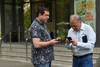 Москва. Губернатор Смоленской области Алексей Островский и политический обозреватель `Комсомольской правды` Александр Гамов    (слева направо) у редакции `Комсомольской правды`.