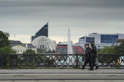 Екатеринбург. Сотрудники полиции на набережной реки Исеть во время патрулирования улиц