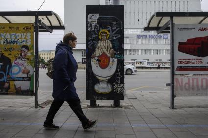 Екатеринбург. Работа художника Jesus Gang в  виде Иисуса Христа, в рамках нелегального фестиваля уличного искусства \'Карт Бланш\' на одной из улиц города