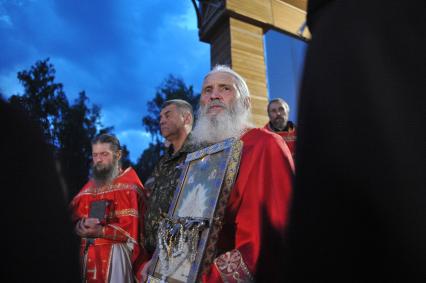 Екатеринбург.   Лишенный сана схимонах Сергий (Николай Романов) (справа) во время альтернативного Царского крестного хода у стен Среднеуральского женского монастыря в честь иконы божией матери `Спорительница хлебов`.