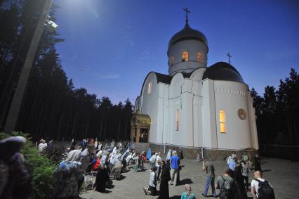 Екатеринбург. Верующие во время альтернативного Царского крестного хода у стен Среднеуральского женского монастыря в честь иконы божией матери `Спорительница хлебов`.