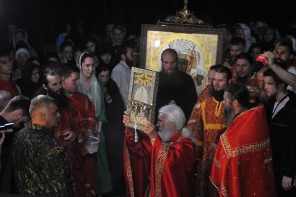 Екатеринбург.   Лишенный сана схимонах Сергий (Николай Романов) (в центре) во время альтернативного Царского крестного хода у стен Среднеуральского женского монастыря в честь иконы божией матери `Спорительница хлебов`.