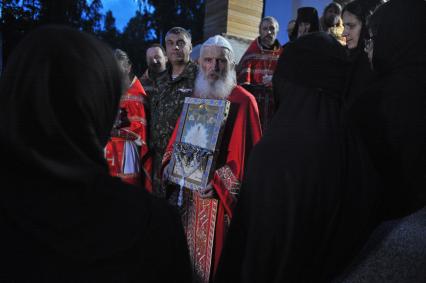 Екатеринбург. Лишенный сана схимонах Сергий (Николай Романов) во время альтернативного Царского крестного хода у стен Среднеуральского женского монастыря в честь иконы божией матери `Спорительница хлебов`.