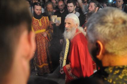 Екатеринбург. Лишенный сана схимонах Сергий (Николай Романов) (справа) во время альтернативного Царского крестного хода у стен Среднеуральского женского монастыря в честь иконы божией матери `Спорительница хлебов`.