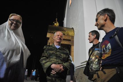 Екатеринбург.  Полковник в отставке Владимир Квачков (в центре) во время альтернативного Царского крестного хода у стен Среднеуральского женского монастыря в честь иконы божией матери `Спорительница хлебов`.