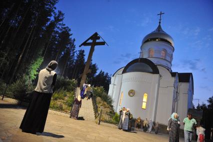 Екатеринбург. Верующие во время альтернативного Царского крестного хода у стен Среднеуральского женского монастыря в честь иконы божией матери `Спорительница хлебов`.