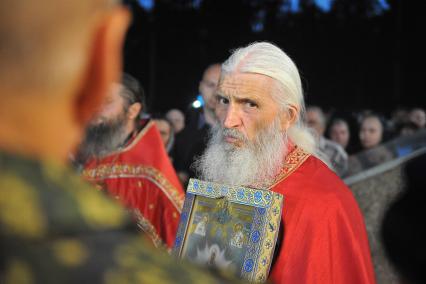 Екатеринбург.   Лишенный сана схимонах Сергий (Николай Романов) во время альтернативного Царского крестного хода у стен Среднеуральского женского монастыря в честь иконы божией матери `Спорительница хлебов`.