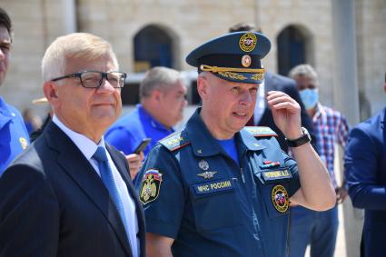 Ливан, Бейрут. Первый замглавы МЧС РФ Александр Чуприян (справа) во время церемонии награждения сотрудников мобильной лаборатории Роспотребнадзора, оказывавших помощь населению после  взрыва в Бейруте.