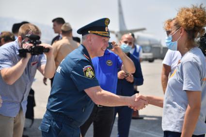Ливан, Бейрут. Первый замглавы МЧС РФ Александр Чуприян во время церемонии награждения сотрудников мобильной лаборатории Роспотребнадзора, оказывавших помощь населению после взрыва в Бейруте.