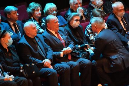 Москва. Лидер КПРФ Геннадий Зюганов (третий слева) и актриса, супруга почившего Жанна Болотова (в центре) во время церемонии прощания с актером, режиссером и депутатом Мосгордумы Николаем Губенко в театре `Содружество актеров Таганки`.