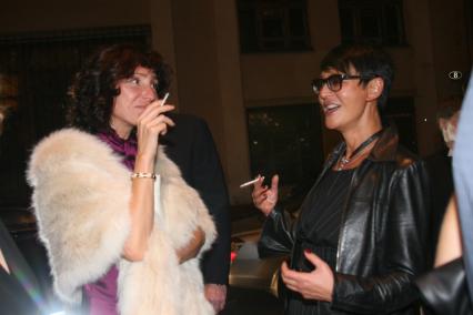 Театр Et Cetera. Церемонии вручения премии журнала GQ ЧЕЛОВЕК ГОДА. 2010. На снимке: политик Ирина Хакамада (справа)