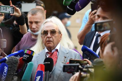 Москва. Адвокат семьи погибшего Сергея Захарова Александр Добровинский отвечает на вопросы журналистов после слушаний в Пресненском суде по делу о ДТП со смертельным исходом.