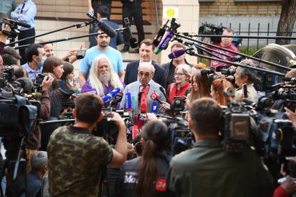 Москва. Адвокат семьи погибшего Сергея Захарова Александр Добровинский отвечает на вопросы журналистов после слушаний в Пресненском суде по делу о ДТП со смертельным исходом.