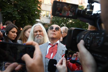 Москва. Адвокат семьи погибшего Сергея Захарова Александр Добровинский отвечает на вопросы журналистов после слушаний в Пресненском суде по делу о ДТП со смертельным исходом.