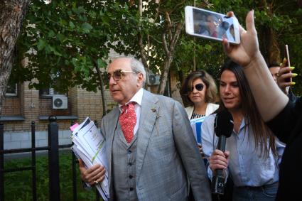 Москва. Адвокат семьи погибшего Сергея Захарова Александр Добровинский перед началом слушаний в Пресненском суде по делу о ДТП со смертельным исходом.