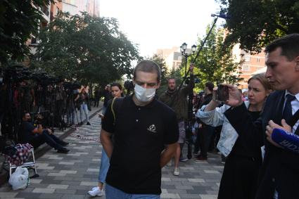 Москва. Сын погибшего Сергея Захарова Виталий у здания Пресненского суда города Москвы, где проходит заседание по делу о ДТП со смертельным исходом.