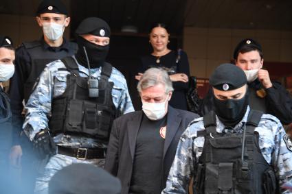 Москва. Актер Михаил Ефремов у здания Пресненского суда города Москвы после заседания по делу о ДТП со смертельным исходом.