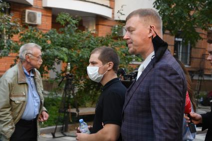 Москва. Сын погибшего Сергея Захарова Виталий ( в центре) и адвокат Сергей Аверцев у здания Пресненского суда города Москвы, где проходит заседание по делу о ДТП со смертельным исходом.
