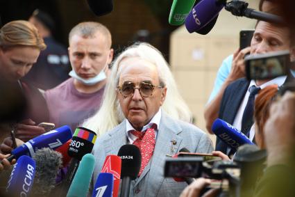 Москва. Адвокат семьи погибшего Сергея Захарова Александр Добровинский отвечает на вопросы журналистов после слушаний в Пресненском суде по делу о ДТП со смертельным исходом.