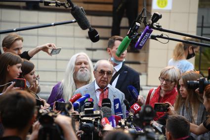 Москва. Адвокат семьи погибшего Сергея Захарова Александр Добровинский отвечает на вопросы журналистов после слушаний в Пресненском суде по делу о ДТП со смертельным исходом.