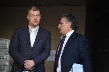 Москва. Адвокат сына погибшего в аварии Сергея Захарова Сергей Аверцев (слева) и адвокат актера Михаила Ефремова Эльман Пашаев у здания Пресненского городского суда города Москвы после заседания по делу о ДТП со смертельным исходом с участием актера Михаила Ефремова.