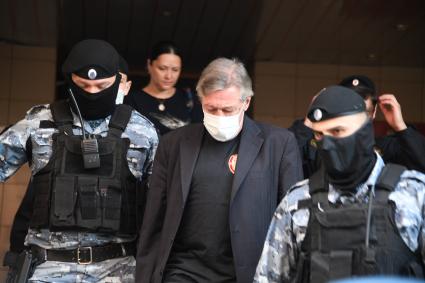 Москва. Актер Михаил Ефремов у здания Пресненского суда города Москвы после заседания по делу о ДТП со смертельным исходом.
