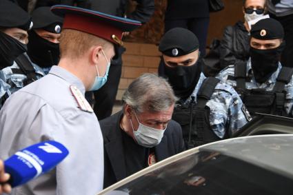 Москва. Актер Михаил Ефремов у здания Пресненского суда города Москвы после заседания по делу о ДТП со смертельным исходом.