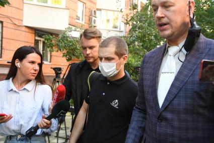 Москва. Сын погибшего Сергея Захарова Виталий ( в центре) и адвокат Сергей Аверцев у здания Пресненского суда города Москвы, где проходит заседание по делу о ДТП со смертельным исходом.