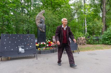 Санкт-Петербург. Отец музыканта Виктора Цоя Роберт Цой на могиле  сына в день 30-й годовщины со дня его смерти, на Богословском кладбище.