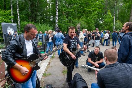 Санкт-Петербург. Поклонники музыканта Виктора Цоя  у его могилы на Богословском кладбище, в день 30-й годовщины со дня его смерти.