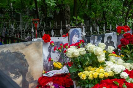 Санкт-Петербург.  Могила музыканта Виктора Цоя на Богословском кладбище, в день 30-й годовщины со дня его смерти.