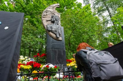Санкт-Петербург. Поклонники музыканта Виктора Цоя у его могилы на Богословском кладбище, в день 30-й годовщины со дня его смерти.