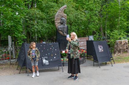 Санкт-Петербург. Поклонники музыканта Виктора Цоя  у его могилы на Богословском кладбище, в день 30-й годовщины со дня его смерти.