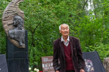 Санкт-Петербург. Отец музыканта Виктора Цоя Роберт Цой на могиле  сына в день 30-й годовщины со дня его смерти, на Богословском кладбище.