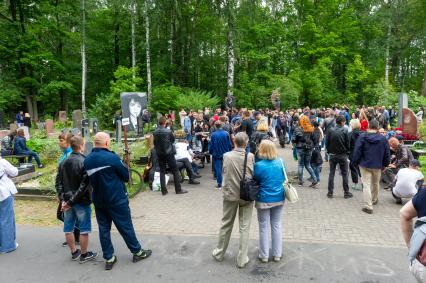 Санкт-Петербург. Поклонники музыканта Виктора Цоя у его могилы на Богословском кладбище, в день 30-й годовщины со дня его смерти.