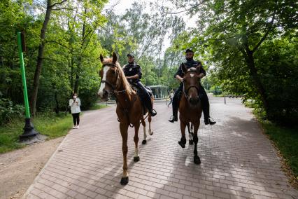 Москва. Сотрудники конной полиции на территории парка `Сокольники`.