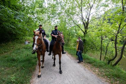 Москва. Сотрудники конной полиции на территории парка `Сокольники`.